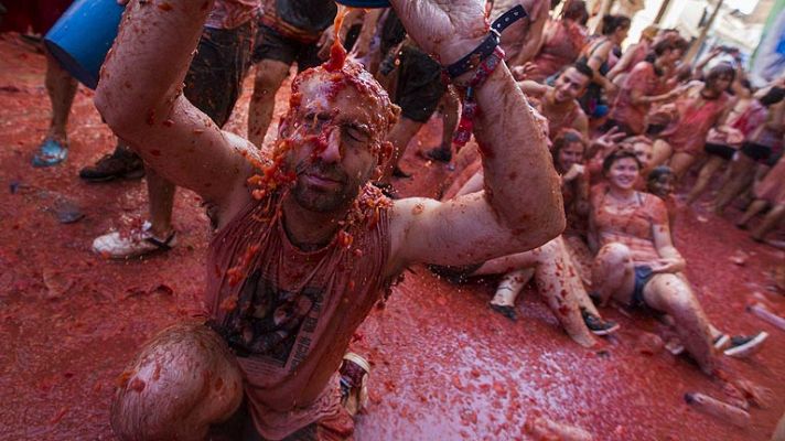 Telediario 1 - 22.000 personas tiñen de rojo Buñol con la tomatina