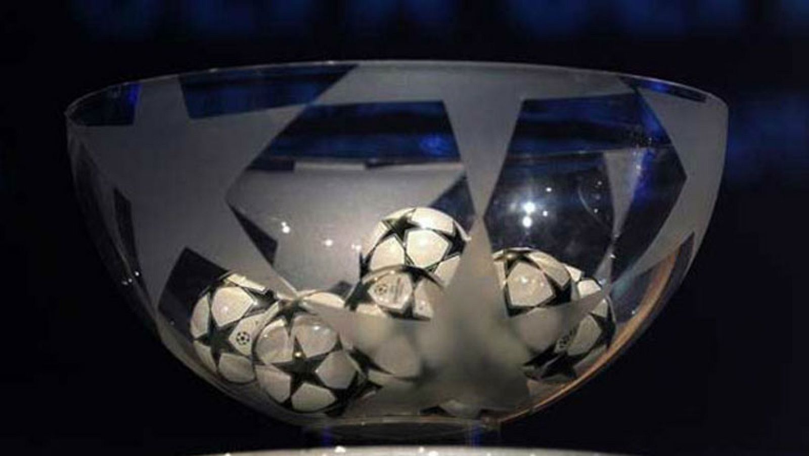 Mónaco albergará este jueves el sorteo de la Champions League con los 32 equipos clasificados para la máxima competición europea. Real Madrid, Atlético y Barça parten como cabezas de serie mientras que el Athletic queda encuadrado en el bombo 3.Destaca la presencia de los equipos portugueses en el bombo 1, Oporto y Benfica, quienes se han ganado ser cabezas de serie gracias a su coeficiente europeo. También hay que recordar que la UEFA evitará la coincidencia de clubes de un mismo país en el mismo grupo y también la de fechas para la disputa de sus partidos.Además, la gala que se celebrará en el Foro Grimaldi será escenario de la elección del mejor jugador europeo de la temporada 2013/2014, premio al que optan el portugués del Real Madrid Cristiano Ronaldo y dos futbolistas del Bayern Múnich, Arjen Robben y el portero Manuel Neuer.