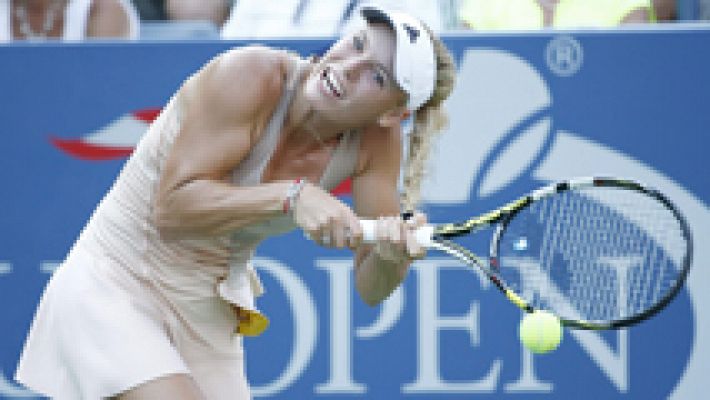 La tenista Wozniacki enredó su trenza en la raqueta