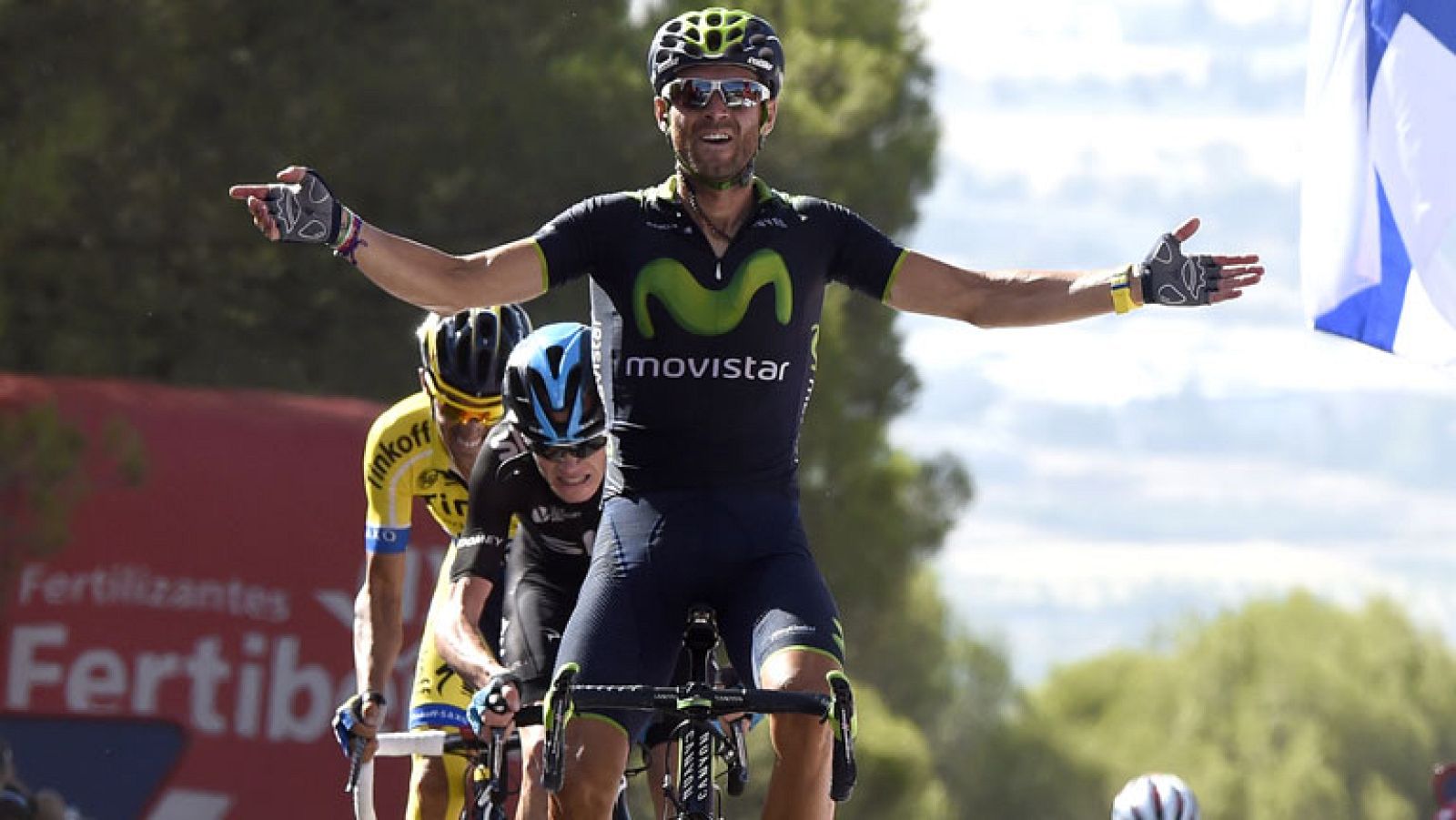 El ciclista español del Movistar Alejandro Valverde se ha impuesto en la sexta etapa de la Vuelta a España, disputada entre Benalmádena y La Zubia, de 167 kilómetros, y retoma el liderato de la ronda gracias a las bonificaciones. Chris Froome (Sky) y Alberto Contador (Tinkoff) han completado el podio de la jornada.