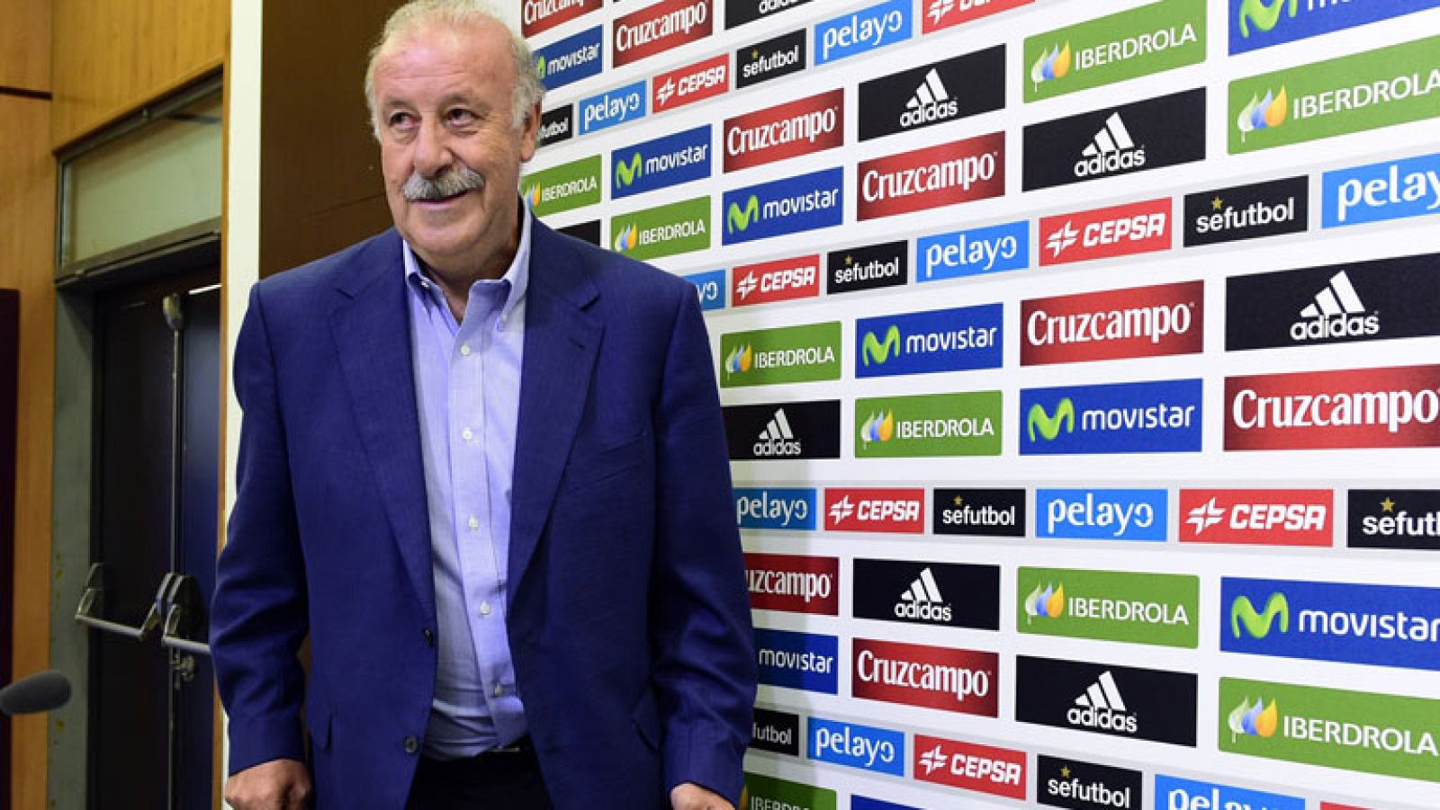 El seleccionador nacional de fútbol, Vicente del Bosque, que ha dicho sentirse "imprescindible" mientras esté al frente de la Roja, ha dado la lista de 23 jugadores que ha convocado para afrontar el amistoso ante Francia y el partido de clasificación para el Europeo 2016 ante Macedonia, en la que figuran ocho jugadores que no estuvieron en Brasil.