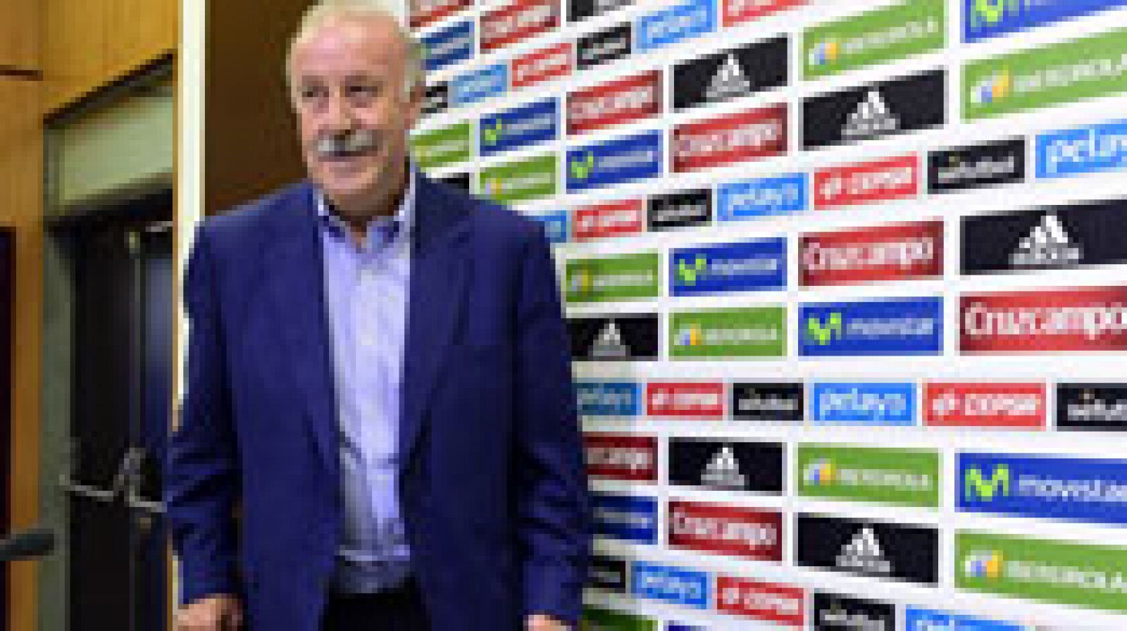 El seleccionador nacional de fútbol, Vicente del Bosque, que ha dicho sentirse "imprescindible" mientras esté al frente de la Roja, ha dado la lista de 23 jugadores que ha convocado para afrontar el amistoso ante Francia y el partido de clasificación para el Europeo 2016 ante Macedonia, en la que figuran ocho jugadores que no estuvieron en Brasil.