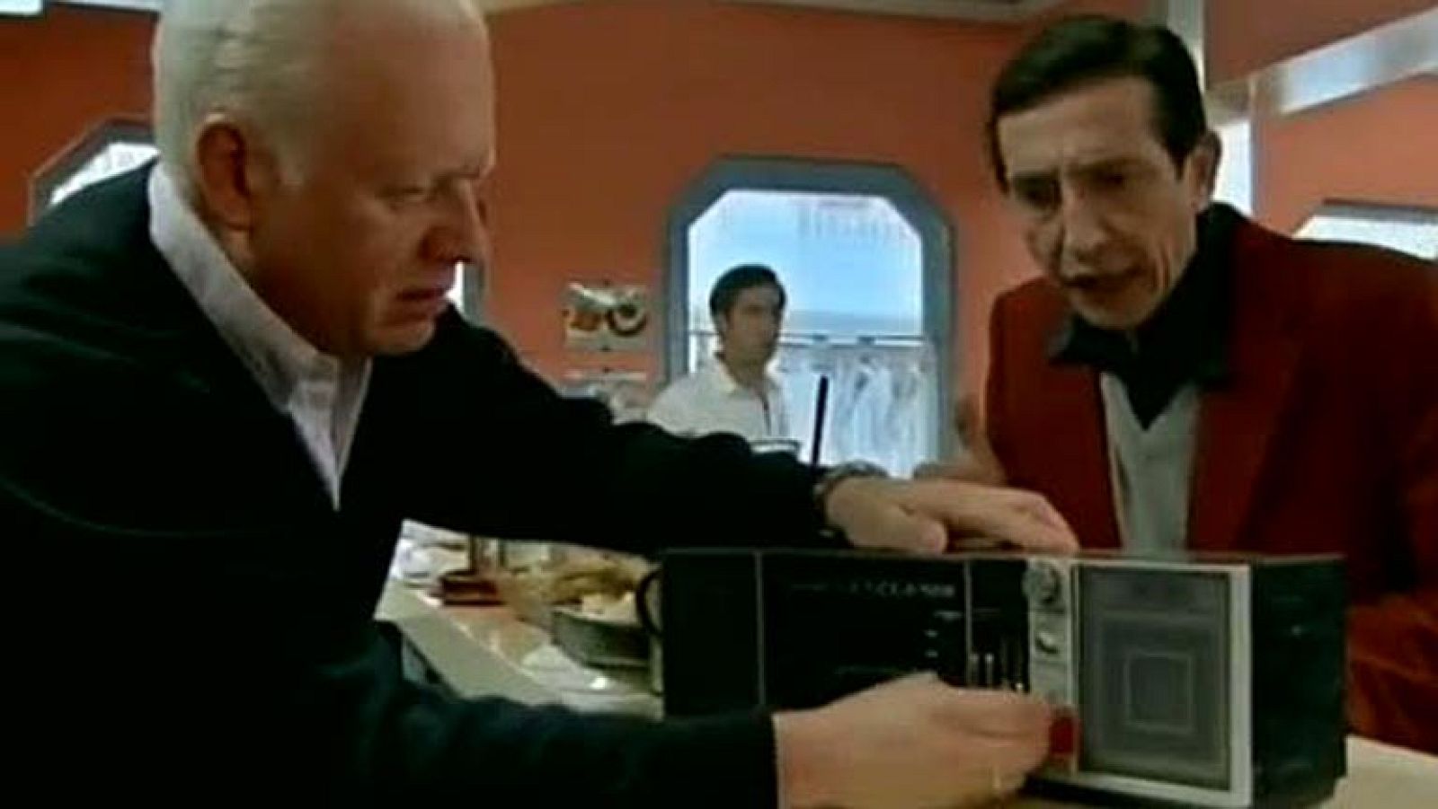 TVE despide a Roberto Cairo con un repaso por la vida de 'Desi', de 'Cuéntame Cómo Pasó'