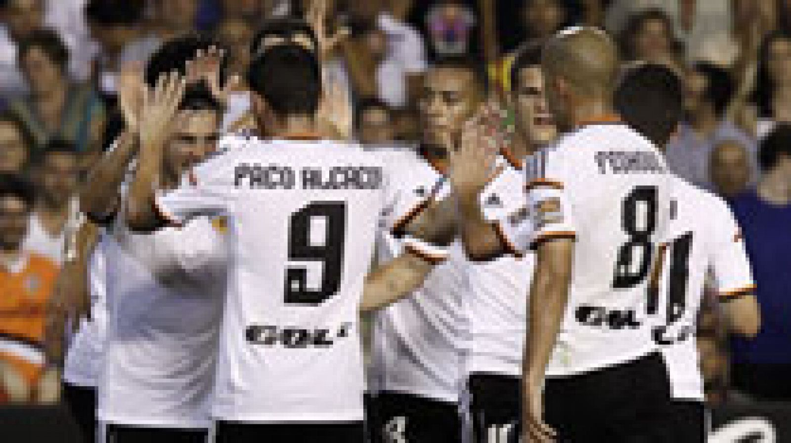 El Valencia suma su cuarto punto en la presente temporada de Liga al vencer en la segunda jornada al Málaga por 3-0. Su joven delantero Paco Alcácer, protagonista las horas previas por su convocatoria con la Roja, abrió la goleada.