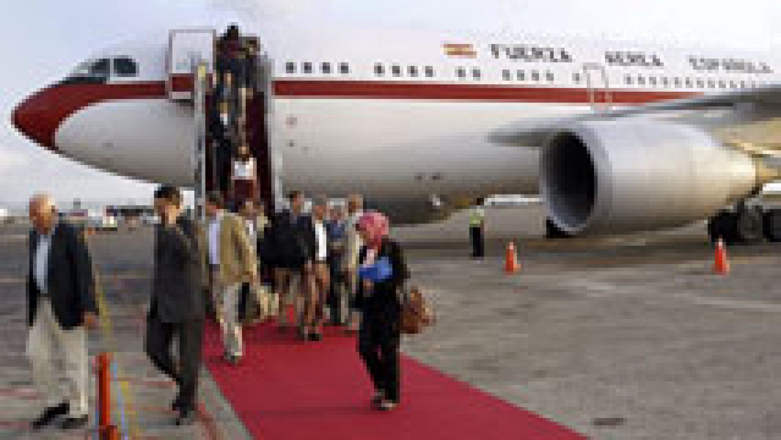 El avión en el que viaja el ministro de Exteriores no ha podido despegar de Bali