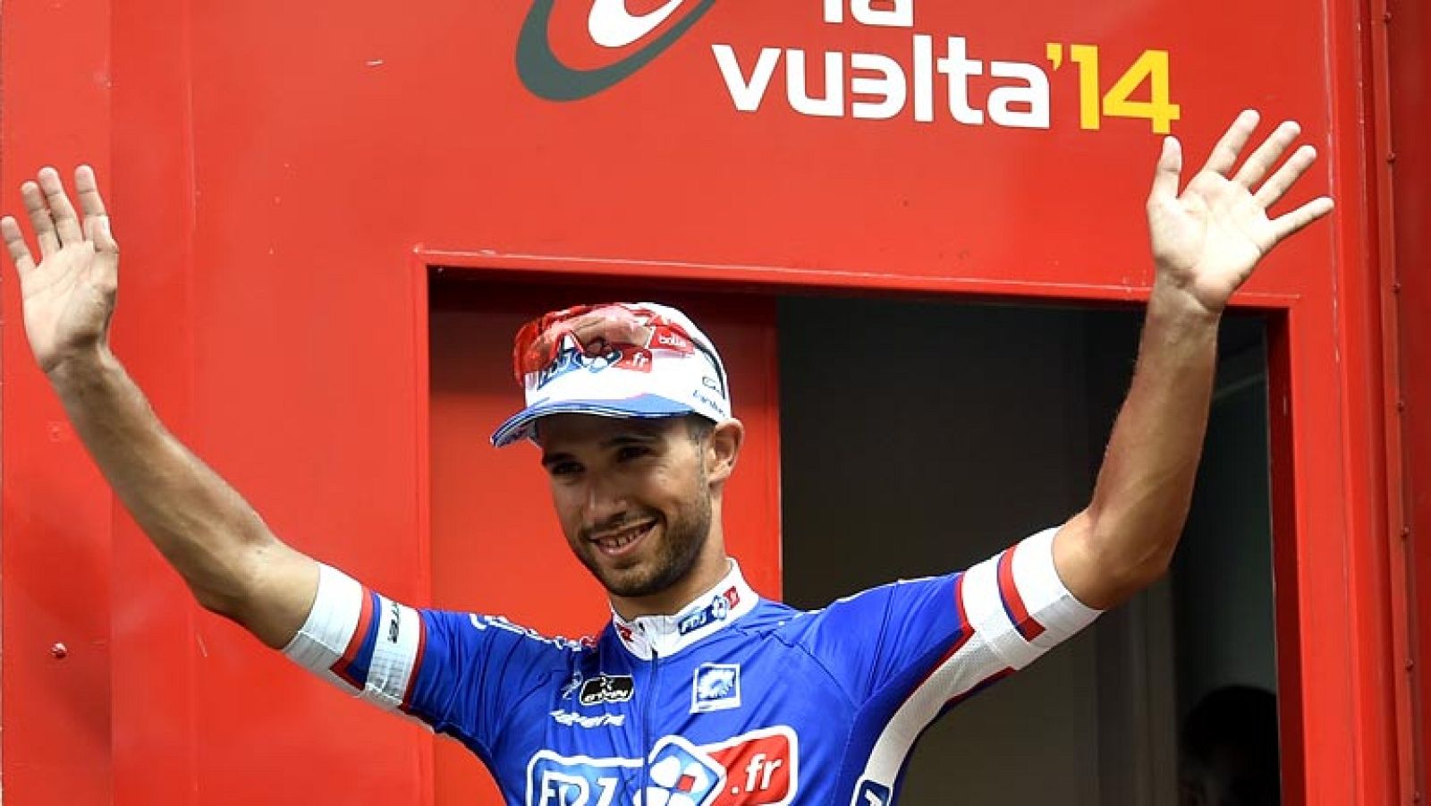 El ciclista francés Nacer Bouhanni (FDJ) se impuso este sábado en  la octava etapa de la Vuelta a España, transcurrida entre Baeza y  Albacete sobre 207 kilómetros, al superar en un polémico sprint al  australiano Michael Matthews (Orica GreenEdge) y