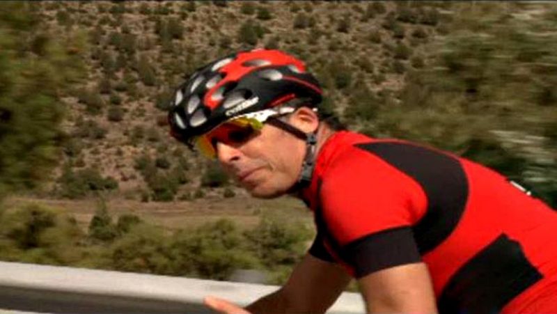 El comentarista de TVE vuelve a subirse a la bicicleta para escalar las ascensiones más duras de la Vuelta ciclista a España.