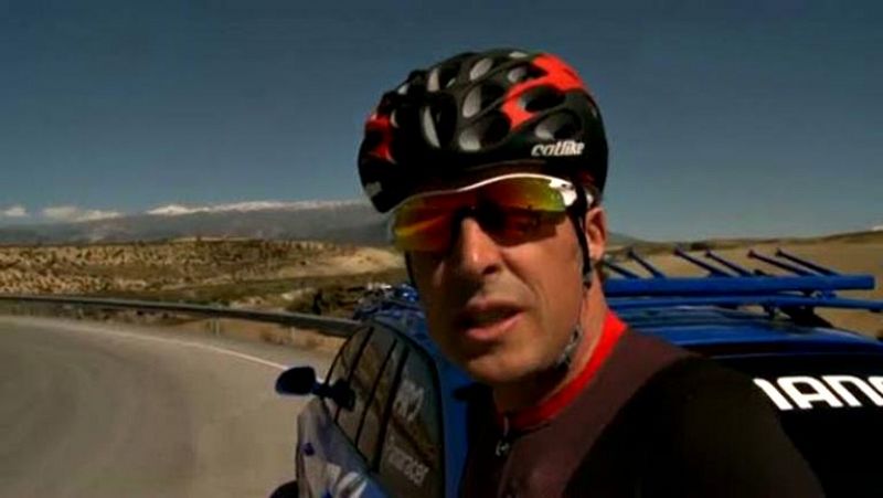 El comentarista de TVE vuelve a subirse a la bicicleta para escalar las ascensiones más duras de la Vuelta ciclista a España.