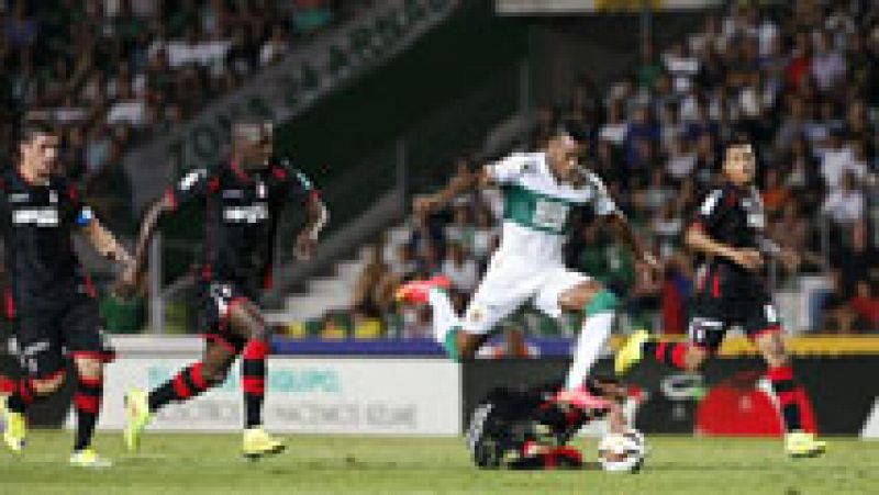 La segunda jornada de la Liga BBVA se cerró en el estadio Martínez Valero con un reparto de puntos entre un Elche, que evitó la derrota en el tiempo añadido gracias al remate de David Lombán, y un Granada al que el punto le supo a poco tras un gol an