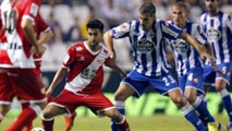 El Rayo Vallecano explotó la conexión entre el mexicano Javier Aquino y Alberto Bueno, remontó ante el Deportivo en el estadio de Riazor y cuando estaba a punto de confirmar su buen inicio de temporada con una victoria, cedió el empate (2-2) en el de