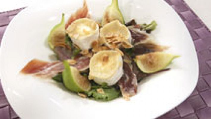 Ensalada de higos frescos con jamón ibérico y queso de cabra