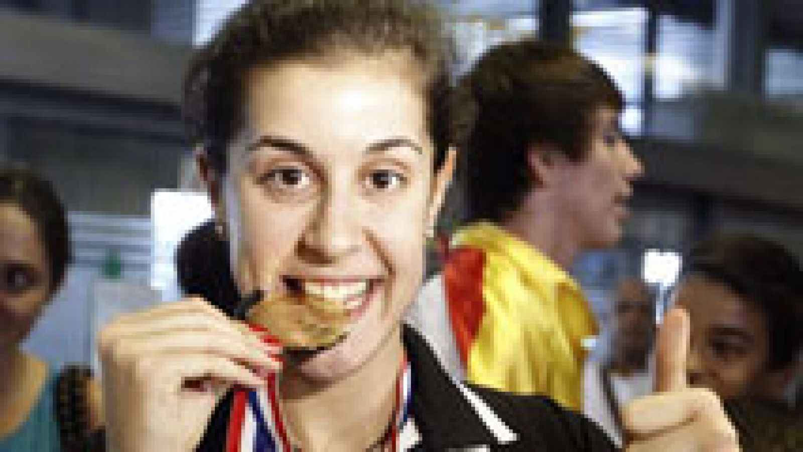 Telediario 1: Carolina Marín llega a España con su medalla de oro de badminton colgada del cuello | RTVE Play