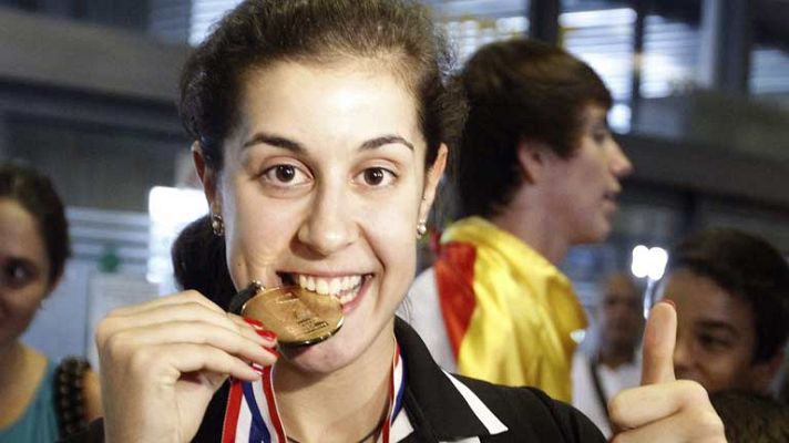 Telediario 1 - Carolina Marín llega a España con su medalla de oro de badminton colgada del cuello