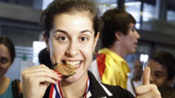 Carolina Marín llega a España con su medalla de oro de badminton colgada del cuello