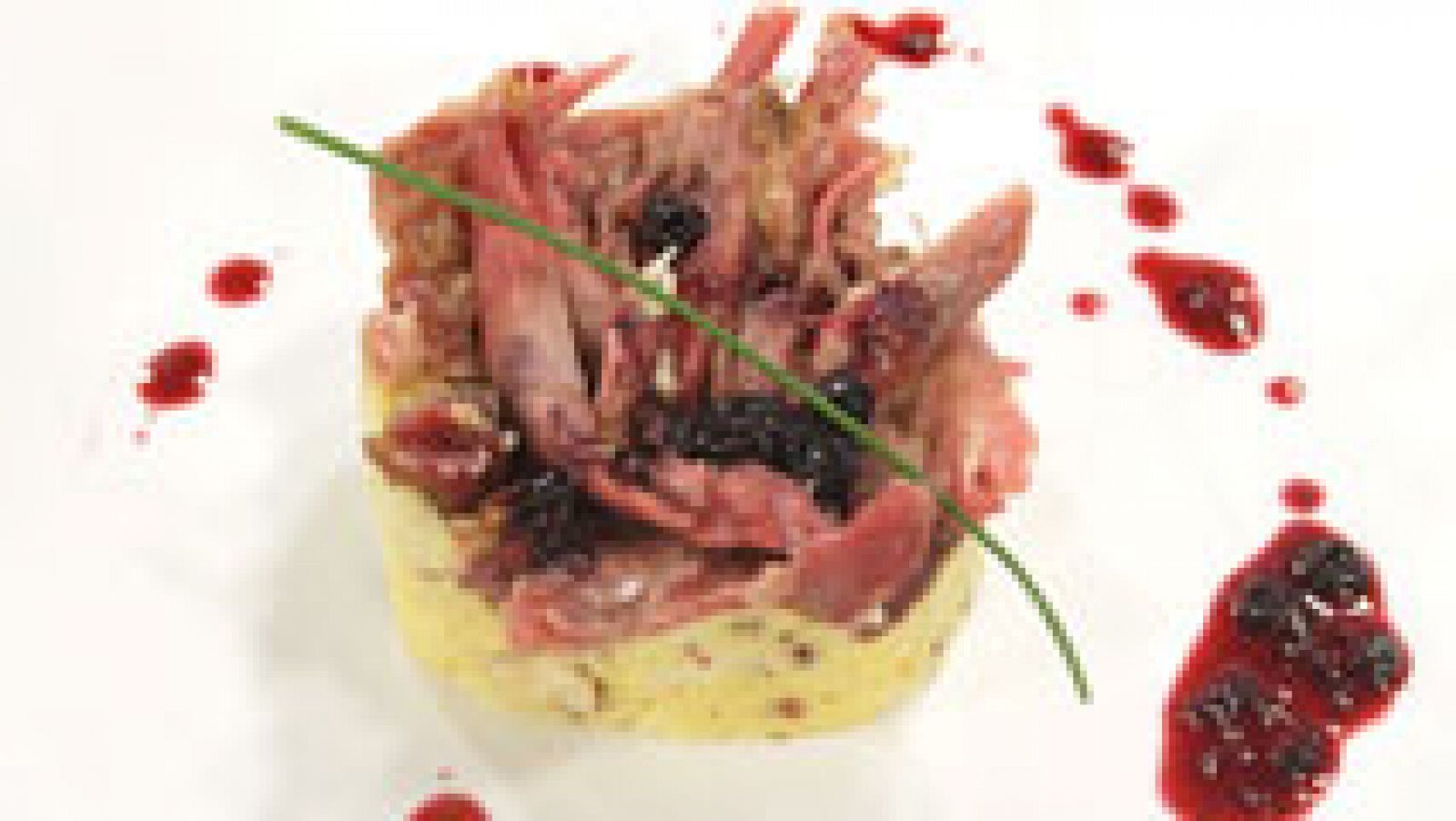 La mañana - Timbal de confit de pato con parmentier de patata y avellanas