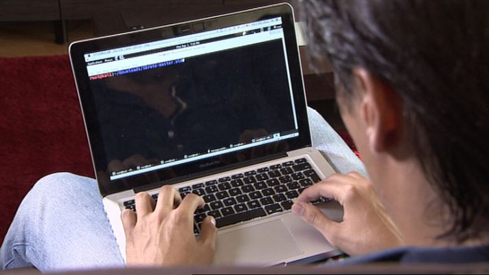 Telediario 1 - Un hacker entró en 'la nube' y difundió fotos privadas