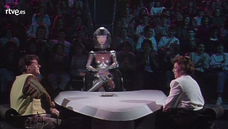 Paloma Gómez Borrero, entrevistada por un robot