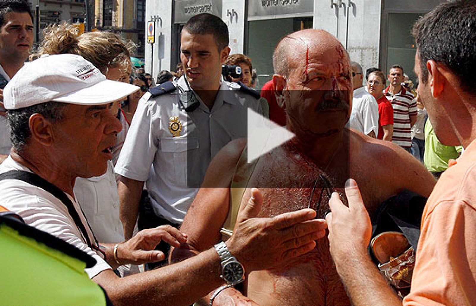 Varios heridos en una calle peatonal de Málaga por un atropello.