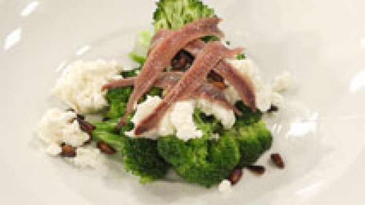 Brócoli con piñones, queso de cabra y anchoas 