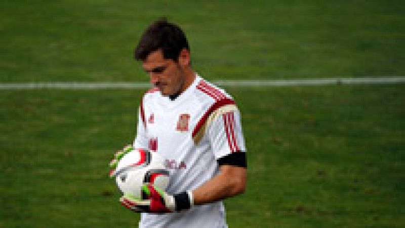 La portería de España tiene dos nuevos ocupantes: el recién llegado Casilla y De Gea, que se estrenó en junio. Ambos comparten la meta con Iker Casillas, quien con 156 partidos con la absoluta a sus espaldas, deberá luchar por su cuestionada titulari