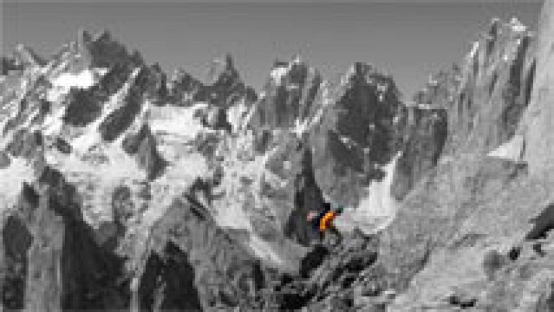 La escaladora y alpinista Cecilia Buil se ha propuesto abrir seis nuevas rutas de escalada en hielo y roca en las seis cordilleras más importantes del planeta. Y va a donar un euro por cada metro ascendido, a beneficio de la ONG Girls Education Inter
