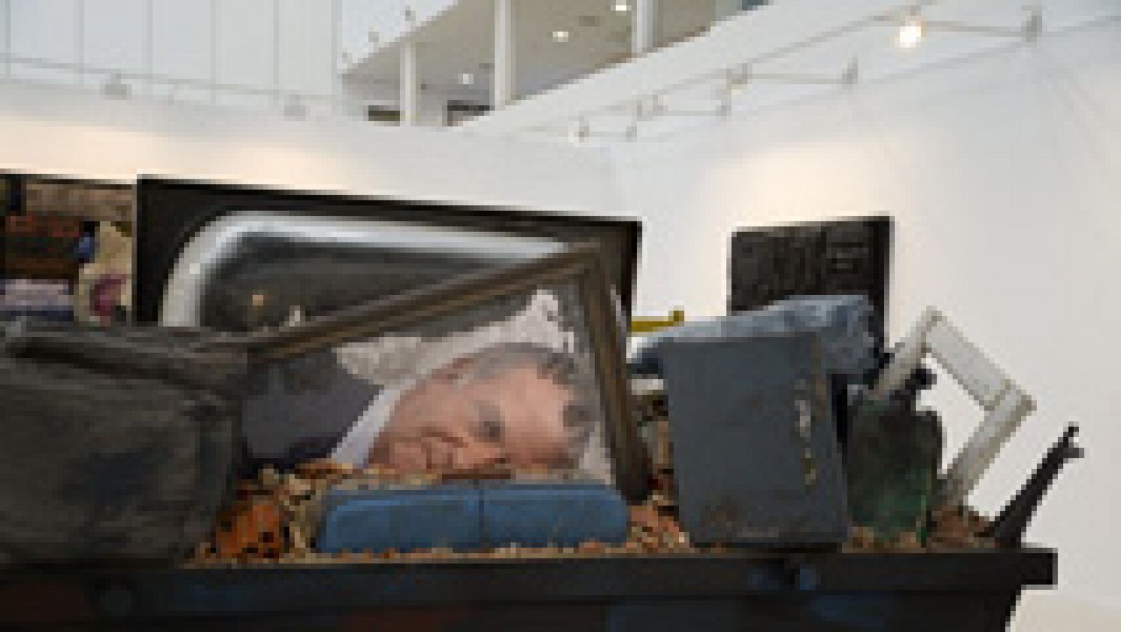 Telediario 1: 'Las maletas de Toral' es el título de la exposición del artista malagueño que se puede ver en Fuenlabrada | RTVE Play