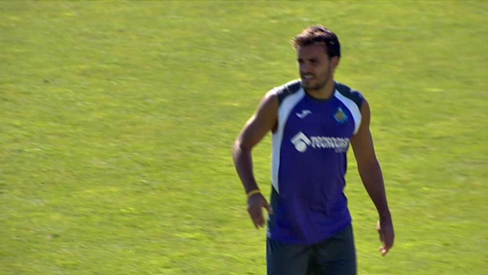 Pedro León entrena como todos pero para el Getafe no es un futbolista, es una sombra. Aunque celebra los goles, no puede jugar porque el club no le ha inscrito en la Liga. Él confía en la AFE, la asociacion de futbolistas que le va a defender en los 