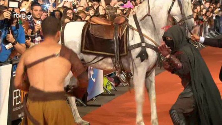 Águila Roja en la alfombra naranja del FesTVal de Vitoria