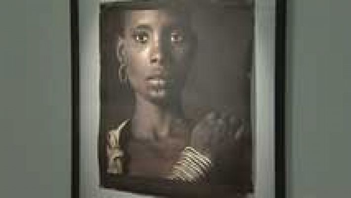 Telediario 1 - "A todo color" la nueva exposición de Isabel Muñoz