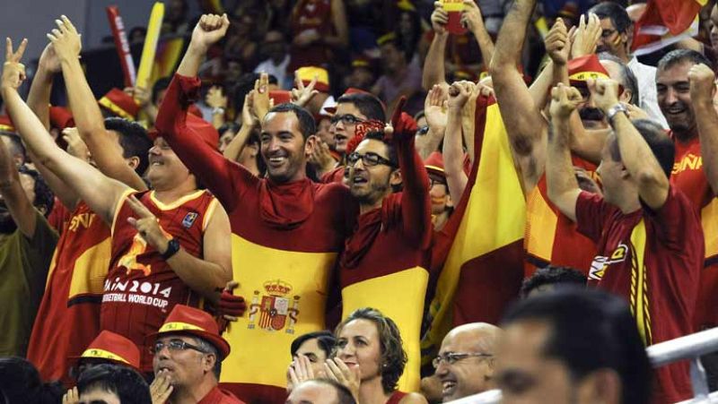 Este partido de España contra Senegal se empezó a jugar varias horas antes en las calles de Madrid. Cientos de aficionados se acercaron para animar a esta selección que genera mucha ilusión. El ambiente crece cada día y se nota que juegan en casa.