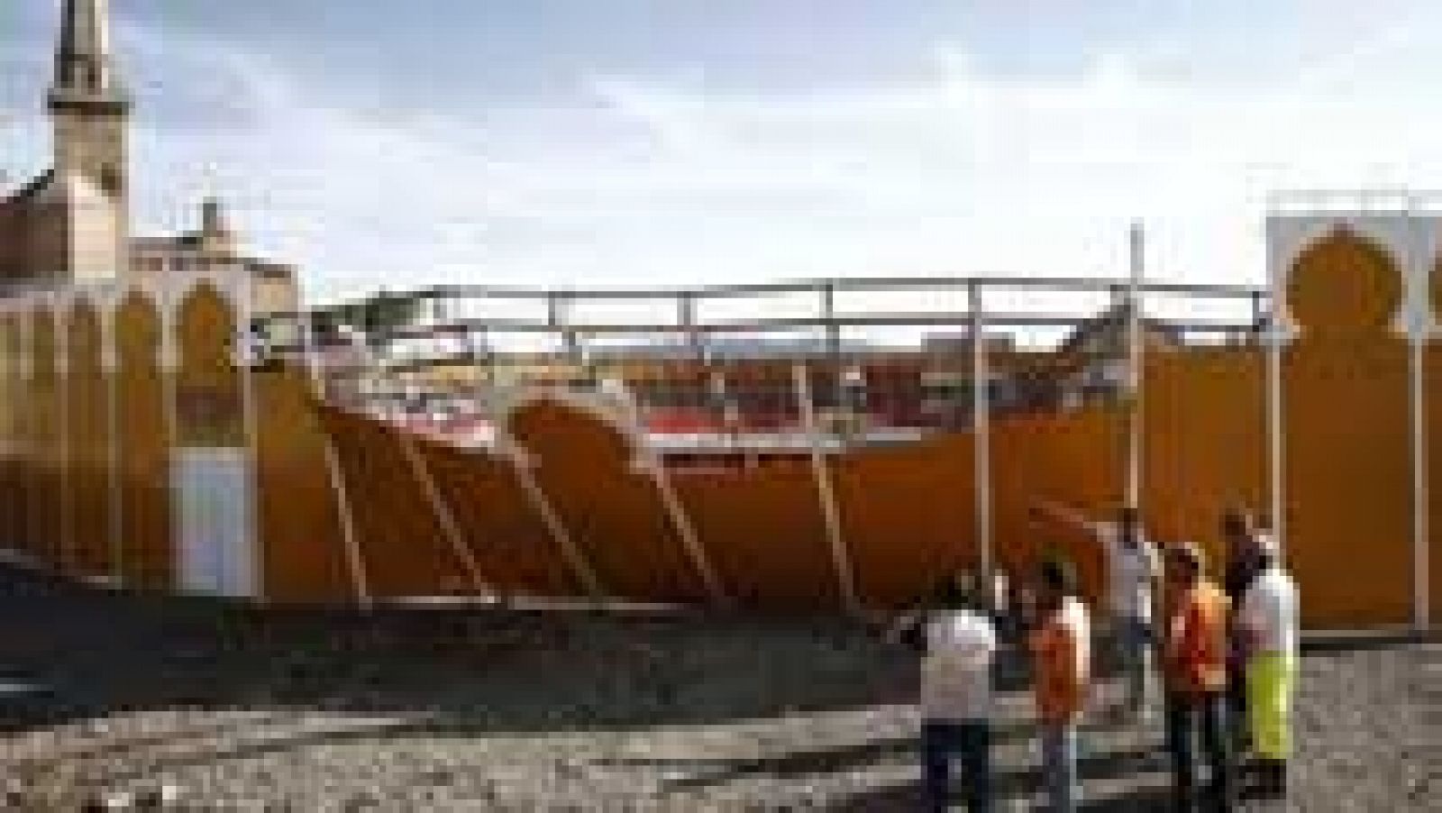 Una tormenta afecta a una plaza de toros en Olite, Navarra