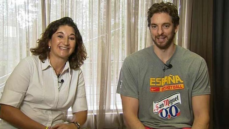 El líder, la estrella de la selección española de baloncesto, Pau Gasol, ha concedido una entrevista a TVE. Hemos estado con el pivot español en el hotel de concentración de la selección en Madrid y ha asegurado que, a pesar de arrastrar pequeñas mol
