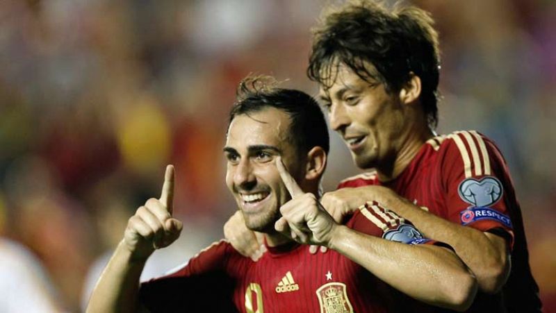 La Roja ha vencido por 5-1 a la débil Macedonia, primer partido del grupo C. Ramos, de penalti, Alcácer, Busquets, Silva y Pedro se encargaron de los goles. Munir debutó con la Roja y tuvo una buena actuación.º