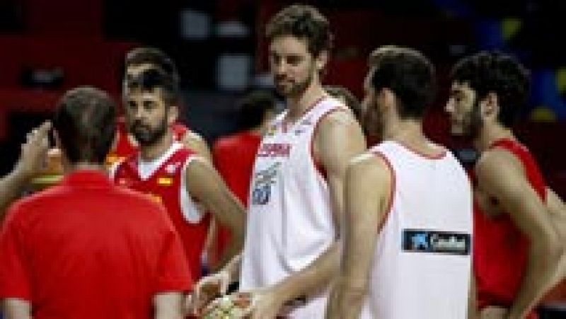 Doble entrenamiento de la selección española de baloncesto con la mente puesta en el partido de cuartos ante Francia. Marc Gasol ha viajado a Barcelona porque ha sido padre... Sobre el estado físico de Pau, el entrenador, Orenga, ha dicho que no hay 