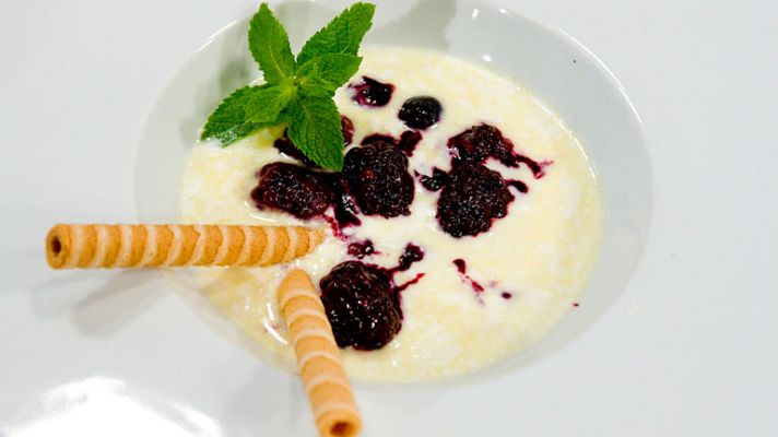 Sopa de chocolate blanco con moras y arándanos