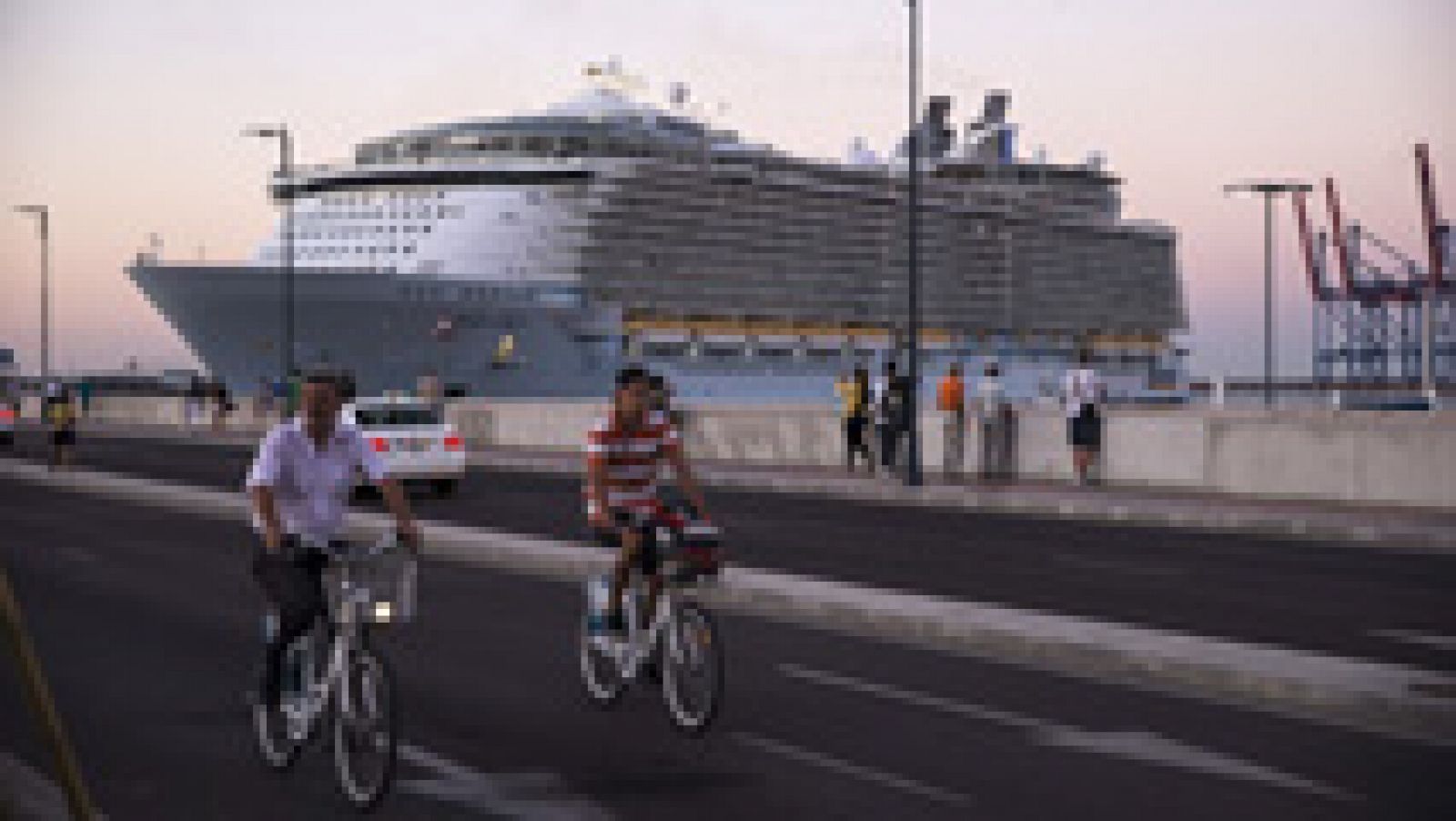 Telediario 1: El crucero más grande del mundo atraca en España | RTVE Play
