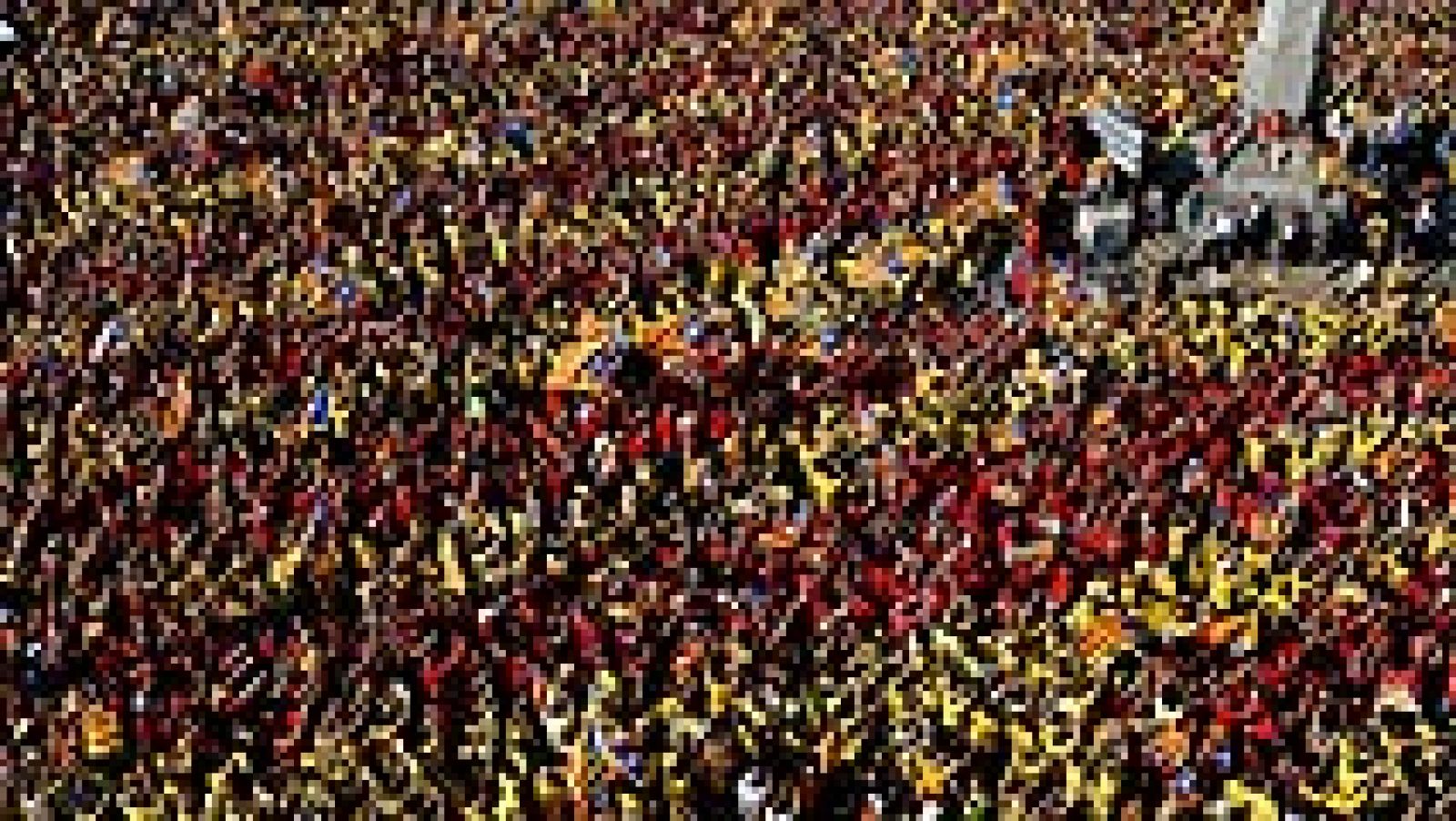Miles de personas forman una 'V' gigante a favor de la consulta y la independencia en la Diada - Informativo 24h | Ver