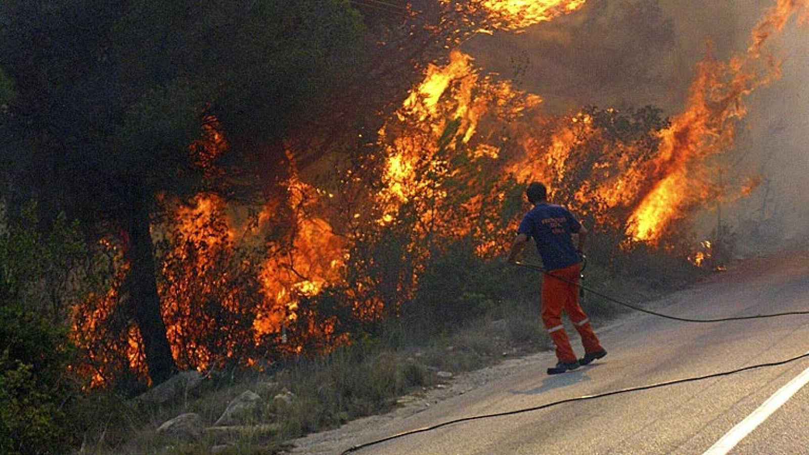 Un gran incendio forestal en Jávea obliga a desalojar a cerca de 1.500 vecinos de la zona