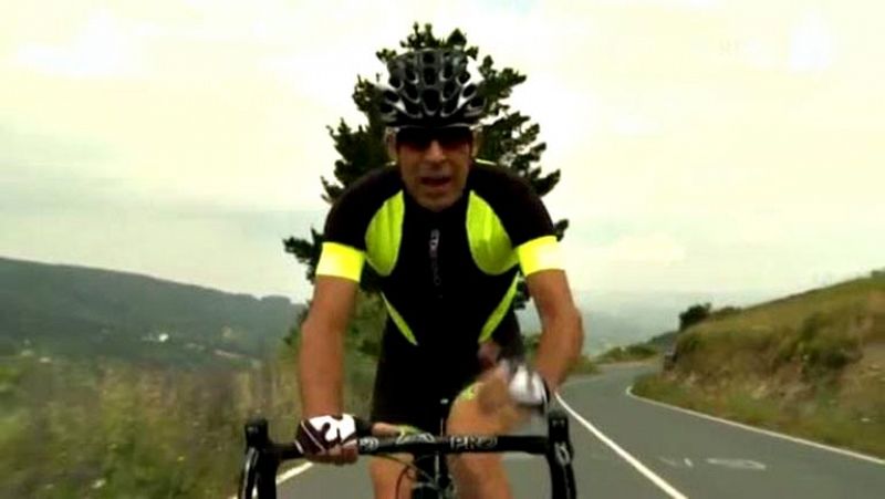 El comentarista de TVE vuelve a subirse a la bicicleta para escalar las ascensiones más duras de la Vuelta ciclista a España.