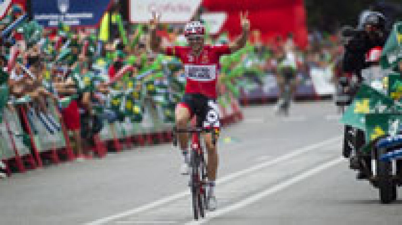 El australiano Adam Hansen (Lotto) sacó premio a una escapada cerca de meta para imponerse en la decimonovena etapa de la Vuelta a España, disputada entre Salvaterra do Miño y Cangas do Morrazo sobre de 180,5 kilómetros y en la que el español Alberto Contador mantuvo el jersey rojo de líder.
