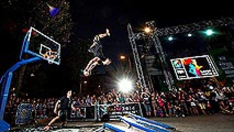 Mientras las estrellas mundiales del baloncesto disputan sus primeros partidos del Mundial, una conocida casa de apuestas desafiaba a los húngaros "Lords of Gravity" para hacer posible lo imposible en un escenario único: la ciudad de Granada.