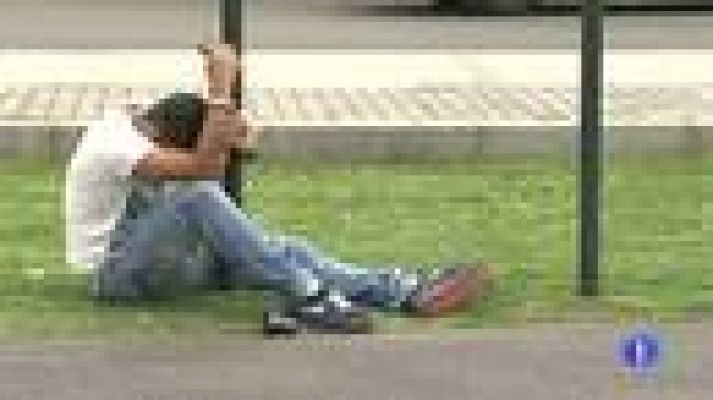 Telediario 1 - Delincuentes esposados en un parque en Bogotá