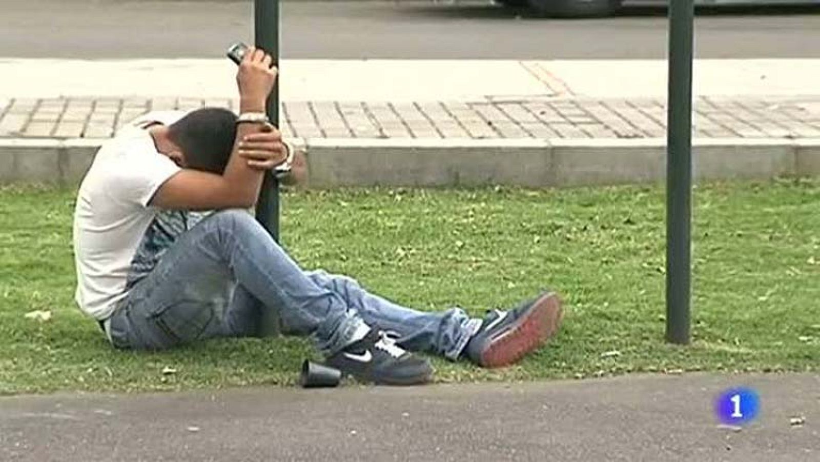 Delincuentes esposados en un parque en Bogotá por el hacinamiento en las celdas