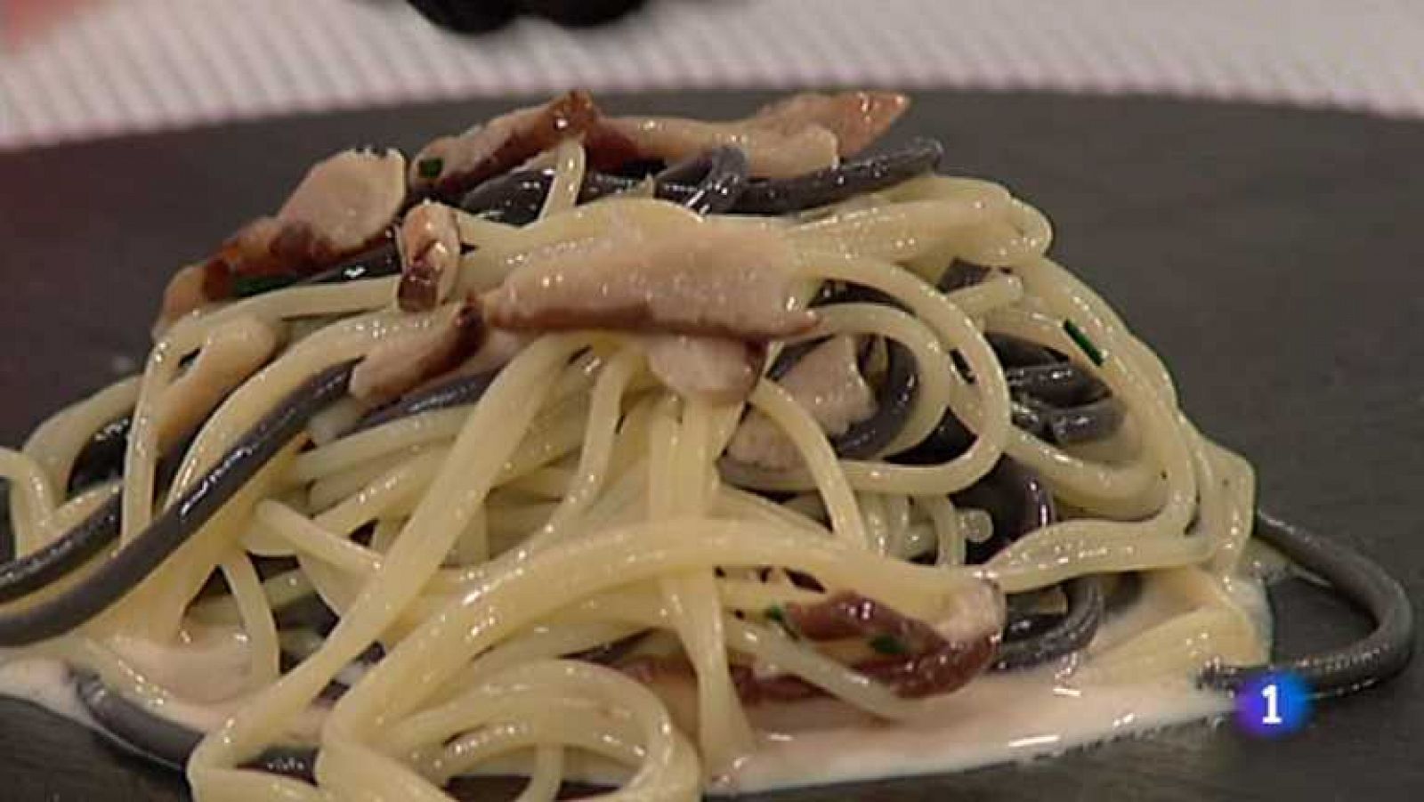 Cocina con Sergio - Espaguetis a la crema de cebolla con setas