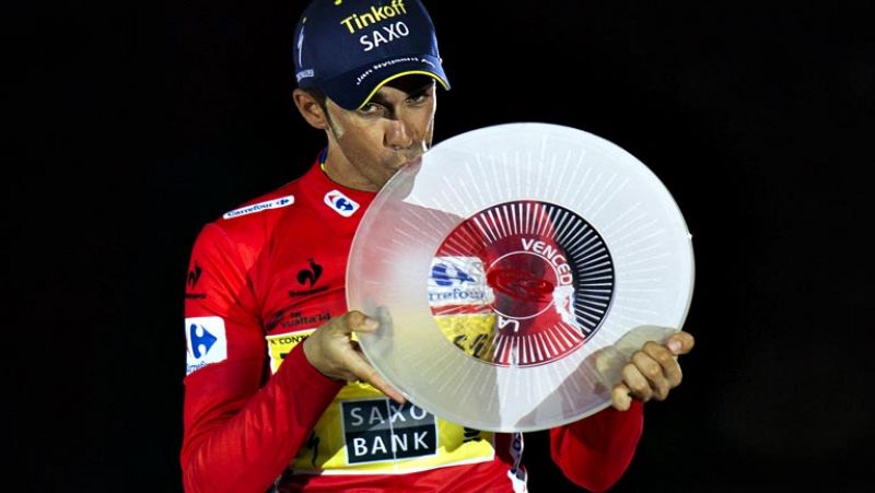 El ciclista español Alberto Contador (Saxo-Tinkoff) ha logrado  este domingo su tercera Vuelta a España, una vez concluida la misma  con una contrarreloj de 9'7 kilómetros en Santiago de Compostela  marcada por la lluvia y en la que se impuso el cic