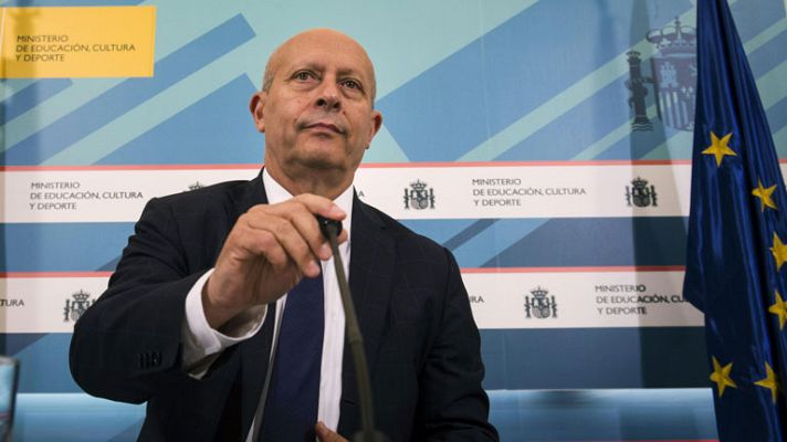 Telediario 1 - El curso pasado se dieron 75.000.000 de euros menos en becas