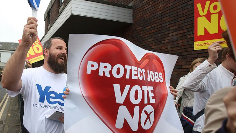 David Cameron vuelve a Escocia para hacer campaña por el "no" mientras que los famosos siguen posicionándose