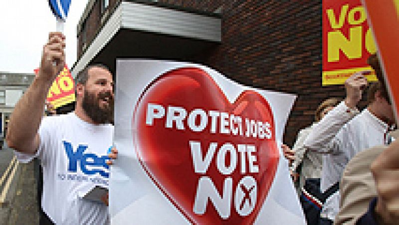 David Cameron vuelve a Escocia para hacer campaña por el "no" mientras que los famosos siguen posicionándose