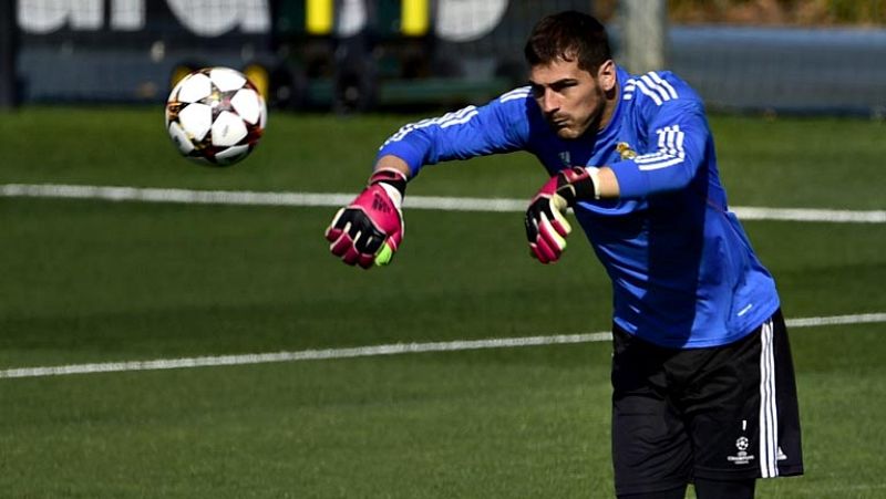 Carlo Ancelotti, técnico del Real Madrid, quiso zanjar el debate en la portería asegurando que "nunca" hablará "de los porteros esta temporada", y se mostró convencido de que Iker Casillas "va arreglar sin problemas" la dura situación que vive, silba