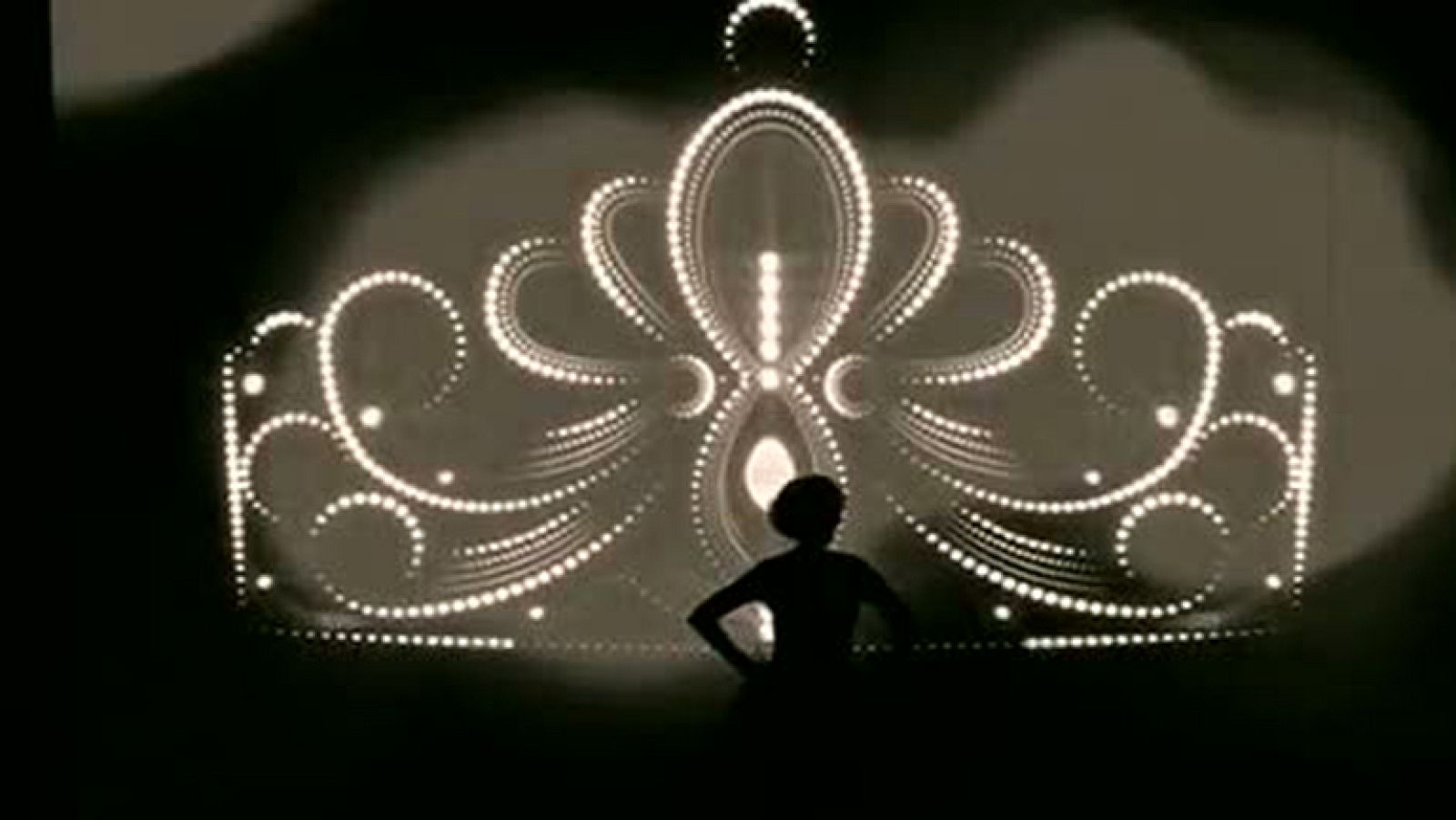 Alicia Borrás, modelo profesional en los 60, cierra el desfile de Sardá